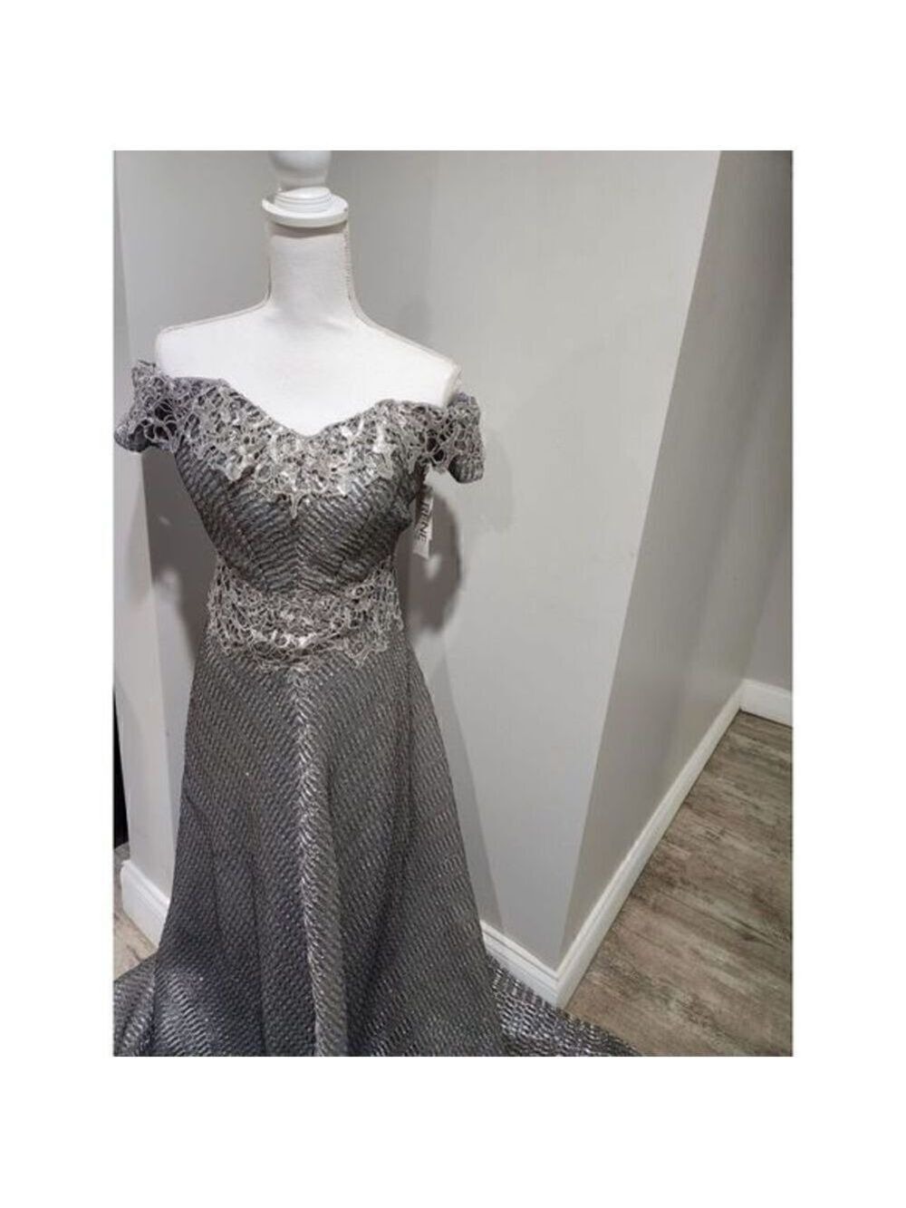 RENE RUIZ Collection Corseted Tulle A-line gown with Cascading Skirt size 2 NWT - Picture 4 of 8